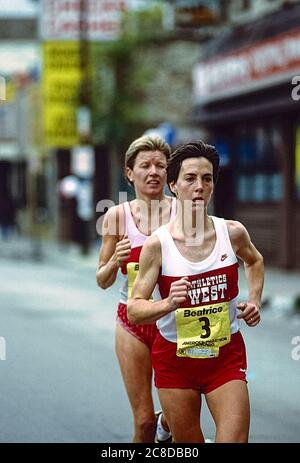 Joan Benoit (USA) #3 Gewinner mit Ingrid Kristiansen (NOR) #2 beim Chicago Marathon 1985 Stockfoto