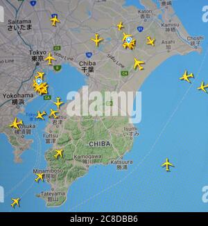 Flugverkehr über Tokyo aera, Japan, (23. juli 2020, UTC 23.04), im Internet mit Flightradar 24-Standort, während der Coronavirus-Pandemie-Periode Stockfoto