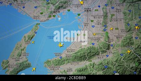 Flugverkehr über Osaka, Japan, (23. juli 2020, UTC 23.04), im Internet mit Flightradar 24-Standort, während der Coronavirus-Pandemie-Periode Stockfoto