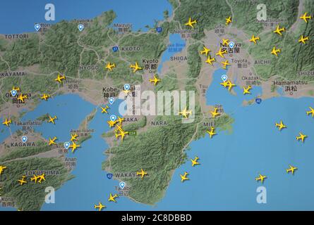 Flugverkehr über Osaka, Japan, (23. juli 2020, UTC 23.02) im Internet mit Flightradar 24-Standort, während der Coronavirus-Pandemie Stockfoto