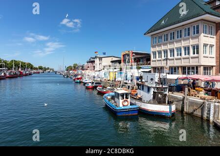 kanal ‘Alter Strom’ im Bezirk Warnemünde der Stadt Rostock in Mecklenburg Stockfoto