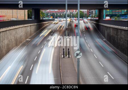 Ein Langzeitbild einer Autobahn in Berlin. Das Bild wurde von einer Überbrückungsbrücke aufgenommen. Die Lichter der schnell fahrenden Autos werden gesehen, wie sie oder Ex Stockfoto