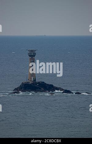 Der Leuchtturm von Longships befindet sich auf einer der Inseln von Longships, eine Meile vor der Küste von Cornwall. Das Bild wurde vom Landende Beobachtungsgebiet genommen Stockfoto