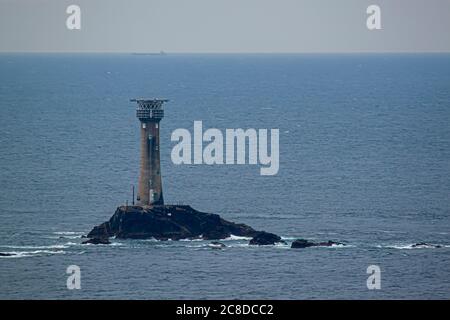 Der Leuchtturm von Longships befindet sich auf einer der Inseln von Longships, eine Meile vor der Küste von Cornwall. Das Bild wurde vom Landende Beobachtungsgebiet genommen Stockfoto