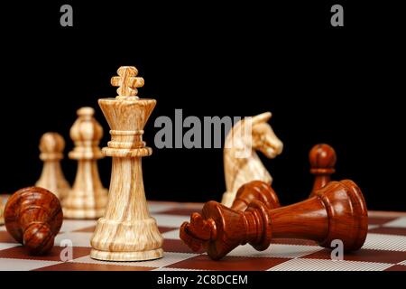 Schachmatt für das weiße Team auf schwarzem Hintergrund Stockfoto