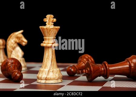 Schachmatt für das weiße Team auf schwarzem Hintergrund Stockfoto