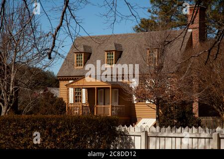 Virginia, USA 02/24/2014: Ein Haus aus der Kolonialzeit mit Fensterläden aus Ziegelkamin, Veranda und Dachfenstern. Dieses Modellhaus befindet sich in Co Stockfoto