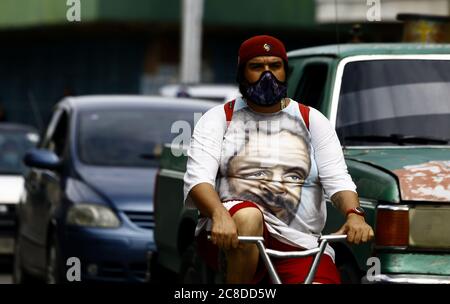 Guacara, Carabobo, Venezuela. Juli 2020. Juli 23, 2020. Die venezolanischen Bürger bleiben auf der Straße, obwohl das Dekret die Quarantäne aufgrund der erheblichen Zunahme der Covid-19-Fälle radikalisiert. Die Bevölkerung bleibt auf der Straße, obwohl die Unternehmen gezwungen waren, ihre Türen zu schließen, und nur im Lebensmittel-, Gesundheits- und öffentlichen Dienst tätig waren. In Guacara, Carabobo State. Foto: Juan Carlos Hernandez. Quelle: Juan Carlos Hernandez/ZUMA Wire/Alamy Live News Stockfoto