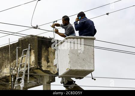 Guacara, Carabobo, Venezuela. Juli 2020. Juli 23, 2020. Elektroarbeiter reagieren auf einen Stromausfall im Stadtzentrum. Die venezolanischen Bürger bleiben auf der Straße, obwohl das Dekret die Quarantäne aufgrund der erheblichen Zunahme der Covid-19-Fälle radikalisiert. Die Bevölkerung bleibt auf der Straße, obwohl die Unternehmen gezwungen waren, ihre Türen zu schließen, und nur im Lebensmittel-, Gesundheits- und öffentlichen Dienst tätig waren. In Guacara, Carabobo State. Foto: Juan Carlos Hernandez. Quelle: Juan Carlos Hernandez/ZUMA Wire/Alamy Live News Stockfoto