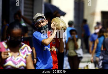 Guacara, Carabobo, Venezuela. Juli 2020. Juli 23, 2020. Die venezolanischen Bürger bleiben auf der Straße, obwohl das Dekret die Quarantäne aufgrund der erheblichen Zunahme der Covid-19-Fälle radikalisiert. Die Bevölkerung bleibt auf der Straße, obwohl die Unternehmen gezwungen waren, ihre Türen zu schließen, und nur im Lebensmittel-, Gesundheits- und öffentlichen Dienst tätig waren. In Guacara, Carabobo State. Foto: Juan Carlos Hernandez. Quelle: Juan Carlos Hernandez/ZUMA Wire/Alamy Live News Stockfoto