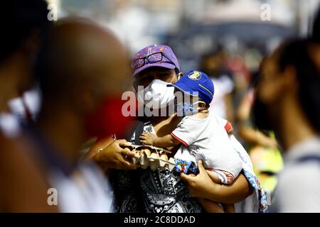 Guacara, Carabobo, Venezuela. Juli 2020. Juli 23, 2020. Die venezolanischen Bürger bleiben auf der Straße, obwohl das Dekret die Quarantäne aufgrund der erheblichen Zunahme der Covid-19-Fälle radikalisiert. Die Bevölkerung bleibt auf der Straße, obwohl die Unternehmen gezwungen waren, ihre Türen zu schließen, und nur im Lebensmittel-, Gesundheits- und öffentlichen Dienst tätig waren. In Guacara, Carabobo State. Foto: Juan Carlos Hernandez. Quelle: Juan Carlos Hernandez/ZUMA Wire/Alamy Live News Stockfoto