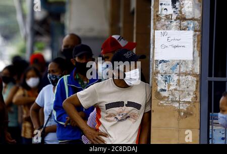 Guacara, Carabobo, Venezuela. Juli 2020. Juli 23, 2020. Die venezolanischen Bürger bleiben auf der Straße, obwohl das Dekret die Quarantäne aufgrund der erheblichen Zunahme der Covid-19-Fälle radikalisiert. Die Bevölkerung bleibt auf der Straße, obwohl die Unternehmen gezwungen waren, ihre Türen zu schließen, und nur im Lebensmittel-, Gesundheits- und öffentlichen Dienst tätig waren. In Guacara, Carabobo State. Foto: Juan Carlos Hernandez. Quelle: Juan Carlos Hernandez/ZUMA Wire/Alamy Live News Stockfoto