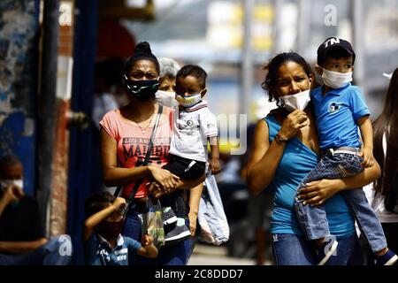 Guacara, Carabobo, Venezuela. Juli 2020. Juli 23, 2020. Die venezolanischen Bürger bleiben auf der Straße, obwohl das Dekret die Quarantäne aufgrund der erheblichen Zunahme der Covid-19-Fälle radikalisiert. Die Bevölkerung bleibt auf der Straße, obwohl die Unternehmen gezwungen waren, ihre Türen zu schließen, und nur im Lebensmittel-, Gesundheits- und öffentlichen Dienst tätig waren. In Guacara, Carabobo State. Foto: Juan Carlos Hernandez. Quelle: Juan Carlos Hernandez/ZUMA Wire/Alamy Live News Stockfoto