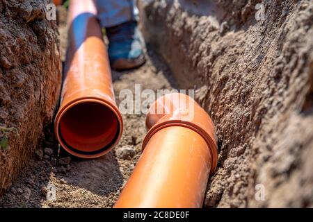 Verlegung von Abflussrohren in den Boden Stockfoto