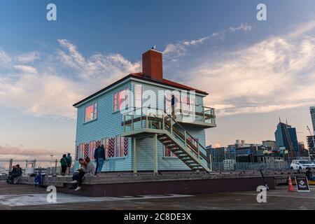 Außerhalb des Leuchtturms auf Auckland Queens Wharf Fährenterminal. Nachtlicht in der Dämmerung Stockfoto