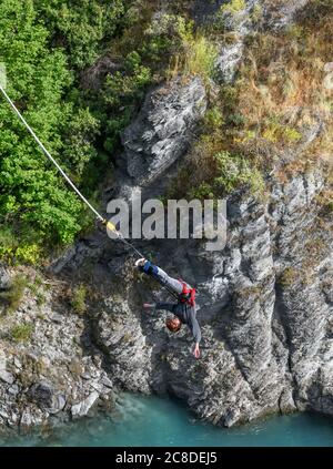 Bungy springt von der Hängebrücke Kawarau Gorge, Otago, Neuseeland. Die Brücke war die weltweit erste kommerzielle Bungee-Jumping-Anlage Stockfoto