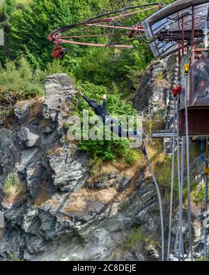 Bungy springt von der Hängebrücke Kawarau Gorge, Otago, Neuseeland. Die Brücke war die weltweit erste kommerzielle Bungee-Jumping-Anlage Stockfoto