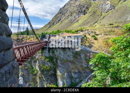 Blick auf das AJ Hacket Bungy Sprungzentrum an der Hängebrücke Kawarau Gorge, Otago, Südinsel, Neuseeland. Stockfoto