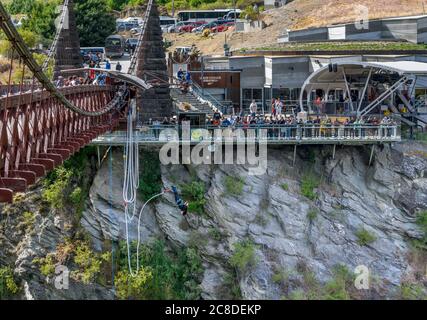 Das AJ Hacket Bungy Zentrum an der Hängebrücke Kawarau Gorge, Otago, Neuseeland. Die Brücke war die weltweit erste kommerzielle Bungee-Jumping-Anlage. Stockfoto