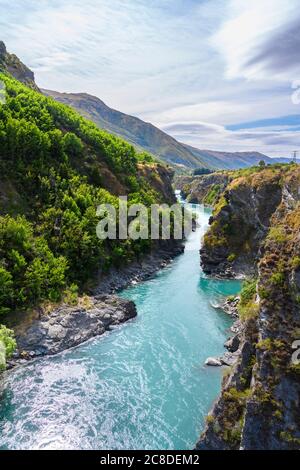 Blick auf den Kawarau River von der Hängebrücke, Kawarau Gorge, Otago, Südinsel, Neuseeland. Stockfoto