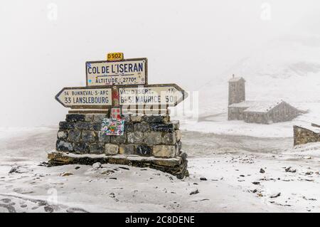 Wegweiser auf der Spitze des col de l'Iseran in den französischen Alpen. Der Col de l'Iseran ist eine der höchsten Bergstraßen Europas, Höhe 2770 m. Stockfoto