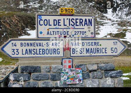 Wegweiser auf der Spitze des col de l'Iseran in den französischen Alpen. Der Col de l'Iseran ist eine der höchsten Bergstraßen Europas, Höhe 2770 m. Stockfoto