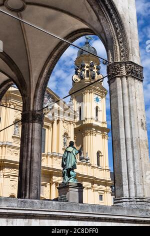 Theatinerkirche und Feldherrnhalle in München Stockfoto