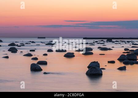 Sonnenuntergang in der Dämmerung am Ufer der Ostsee. Felsenküste. Stockfoto