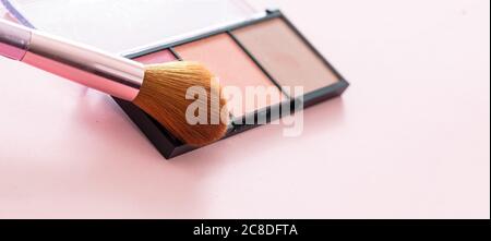 Pallete aus Pinsel in Pastellfarben und Pinsel vor pinkfarbenem Hintergrund, Nahansicht. Professionelle Werkzeuge für Make-up, Beauty-Salon, Kosmetikartikel Stockfoto