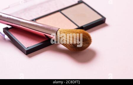 Pallete aus Pinsel in Pastellfarben und Pinsel vor pinkfarbenem Hintergrund, Nahansicht. Professionelle Werkzeuge für Make-up, Beauty-Salon, Kosmetikartikel Stockfoto