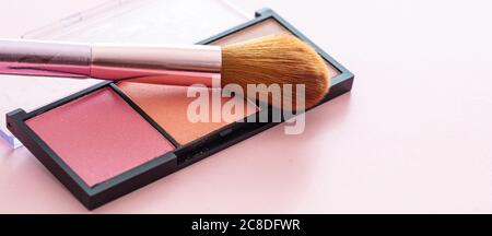 Pallete aus Pinsel in Pastellfarben und Pinsel vor pinkfarbenem Hintergrund, Nahansicht. Professionelle Werkzeuge für Make-up, Beauty-Salon, Kosmetikartikel Stockfoto