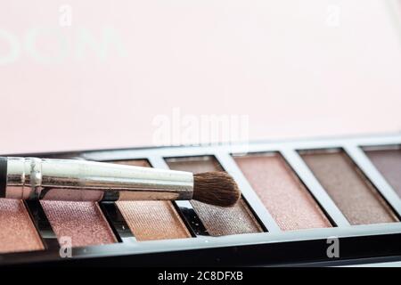 Lidschatten Pallete Pastellfarben setzen und vor rosa Hintergrund Pinsel, Nahaufnahme. Professionelle Werkzeuge für Make-up, Schönheitssalon, Kosmetik-Konzept Stockfoto