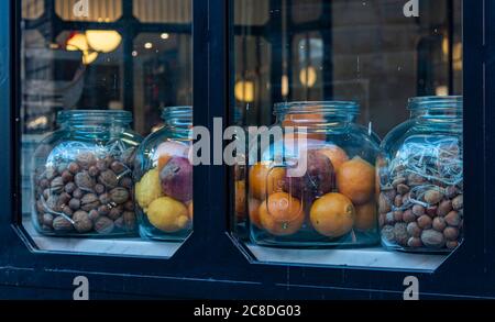 Gläser mit dekorativen Früchten und Nüssen aus nächster Nähe Stockfoto