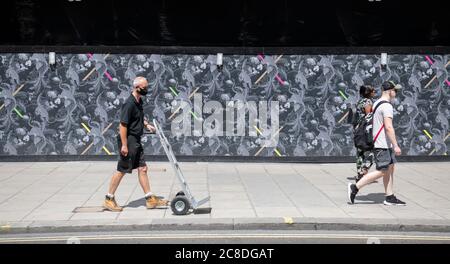 London, Großbritannien. 23. Juli 2020. London bleibt ruhiger als vor-Coronavirus Zeiten mit einem Mangel an Touristen und viele Pendler auf Furlough oder Home-Working bleiben. Viele Menschen auf Londons Straßen (Foto: Oxford Street) tragen jetzt Masken, während die Stadt allmählich Lockdown Maßnahmen entspannt. Quelle: Malcolm Park/Alamy Live News. Stockfoto