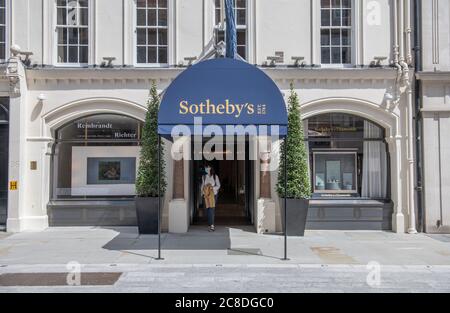 London, Großbritannien. 23. Juli 2020. London bleibt ruhiger als vor-Coronavirus Zeiten mit einem Mangel an Touristen und viele Pendler auf Furlough oder Home-Working bleiben. Viele Menschen auf Londons Straßen (Foto: New Bond Street) tragen jetzt Masken, bevor sie von der Govenment-Pflicht gefordert werden, sie in Geschäften und auf dem Gelände zum Mitnehmen zu tragen. Quelle: Malcolm Park/Alamy Live News. Stockfoto