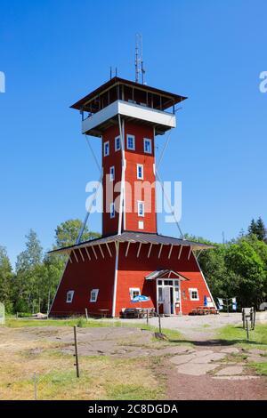 Gotene, Schweden - 23. Juni 2020: Der rote Aussichtsturm auf dem Berg Kinnekulle, der aus Holz gebaut wurde. Stockfoto