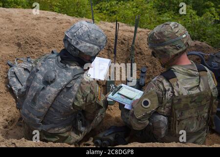 US Army Sgt. Jacob Ladouce, links, ein nicht beauftragter Offizier der Feuerunterstützung und SPC. Jonathan Norton, ein Spezialist für Feuerunterstützung, beide mit Hauptquartier und Hauptquartier, 1. Bataillon, 125. Infanterie-Regiment, Michigan Army National Guard, Zug auf Aufruf zu Artillerie-Angriffen während Northern Strike 20, Camp Greyling, Michigan, 21. Juli 2020. Northern Strike ist darauf ausgelegt, ARNG- und ANG-Einheiten auf der Ebene des Unternehmens/der Truppe auf gemeinsamer Live-Feuerebene und Mehrkomponenten-Einheiten von Bataillon- bis Divisionsebene auf Joint Fire Integration zu Schulen. (USA Armee Foto von Sgt. Elternteil Adam) Stockfoto