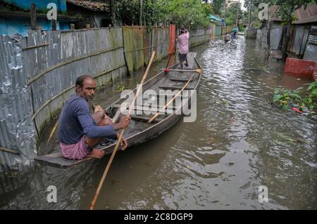 Aufgrund von starken Regenfällen ist der Fluss überfüllt. Boote sind das einzige Transportmittel für Menschen, auch auf Straßen in Wohngebieten. Die Grenzstadt Sunamganj, Sylhet, Bangladesch. Stockfoto