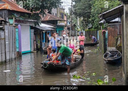 Aufgrund von starken Regenfällen ist der Fluss überfüllt. Boote sind das einzige Transportmittel für Menschen, auch auf Straßen in Wohngebieten. Die Grenzstadt Sunamganj, Sylhet, Bangladesch. Stockfoto