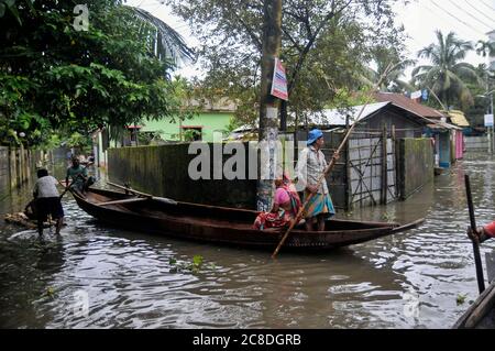 Aufgrund von starken Regenfällen ist der Fluss überfüllt. Boote sind das einzige Transportmittel für Menschen, auch auf Straßen in Wohngebieten. Die Grenzstadt Sunamganj, Sylhet, Bangladesch. Stockfoto