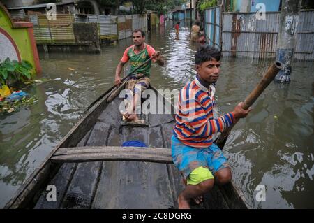 Aufgrund von starken Regenfällen ist der Fluss überfüllt. Boote sind das einzige Transportmittel für Menschen, auch auf Straßen in Wohngebieten. Die Grenzstadt Sunamganj, Sylhet, Bangladesch. Stockfoto