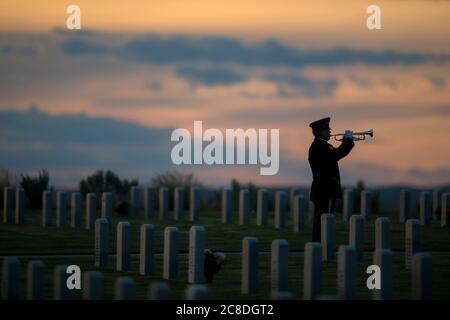 Staff Sgt. Der Idaho Army National Guard Michael Robinet spielt auf dem Idaho State Veterans Cemetery, der die Stadt Boise, Idaho überblickt. Robinet unterstützte eine Filmcrew vom lokalen PBS TV Sender, um Video für eine Memorial Day Präsentation zu drehen. Stockfoto