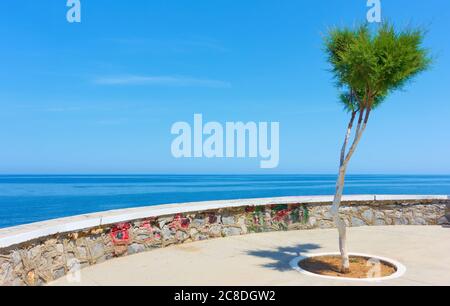 Pronenade am Meer mit frischen Bäumen in Rethymno auf Kreta, Griechenland Stockfoto