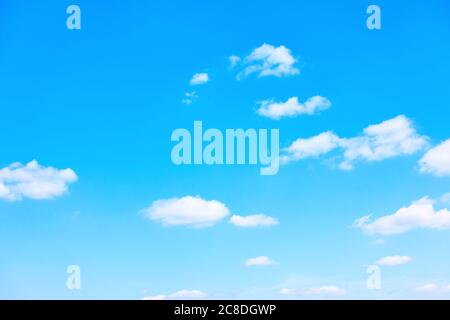 Blauer Himmel mit weißen Wolken, kann als Hintergrund mit Platz für Ihre eigenen Text verwendet werden. Stockfoto