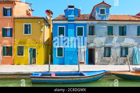 Bunte Häuser am Kanal auf der Insel Burano in Venedig, Italien - italienisches Stadtbild Stockfoto