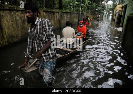 Aufgrund von starken Regenfällen ist der Fluss überfüllt. Boote sind das einzige Transportmittel für Menschen, auch auf Straßen in Wohngebieten. Die Grenzstadt Sunamganj, Sylhet, Bangladesch. Stockfoto