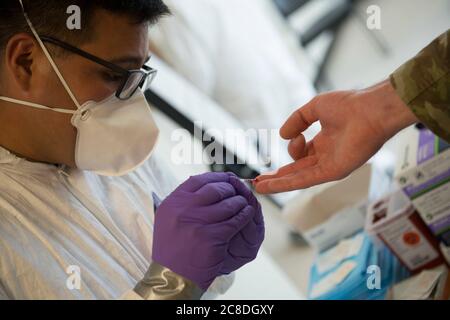 Soldaten der 36. Infanterie-Division und der 272. Ingenieurgesellschaft nehmen am COVID-19-Antigen-Test im Camp Swift Texas Teil. Alle Soldaten sind dabei, nach der Rückkehr aus dem Militärministerium von Texas, den COVID-Einsatzkräften, die die Community unterstützen, getestet zu werden, um die Ausbreitung des Virus weiter zu mildern. (USA Army Fotos von Andrew Ryan Smith/veröffentlicht) Stockfoto