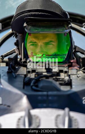 US Air Force 1st LT. T.J. Copic, ein F-16-Kampfpilot, der dem 180. Kampfflügel der Ohio National Guard zugeteilt wurde, bereitet sich auf einen Trainingsflug in einem F-16 Fighting Falcon bei der 180 FW in Swanton, Ohio, am 30. Juni 2020 vor. Die 180FW ist der einzige F-16 Kampfflugzeuge im Bundesstaat Ohio, dessen Mission es ist, für Amerika zu sorgen; Schutz der Heimat, effektive Kampfkraft und Verteidigungsunterstützung für zivile Behörden, während die Entwicklung von Airmen, Unterstützung ihrer Familien und Dienst in unserer Gemeinschaft. (USA Foto der Air National Guard von Senior Airman Kregg York) Stockfoto