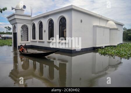 Aufgrund von starken Regenfällen ist der Fluss überfüllt. Boote sind das einzige Transportmittel für Menschen, auch auf Straßen in Wohngebieten. Die Grenzstadt Sunamganj, Sylhet, Bangladesch. Stockfoto