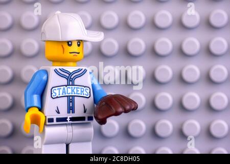 Tambow, Russische Föderation - 04. Juni 2020 Porträt von Lego Baseball Fielder Minifigur gegen Lego grauen Grundplatte Hintergrund. Studioaufnahme. Stockfoto